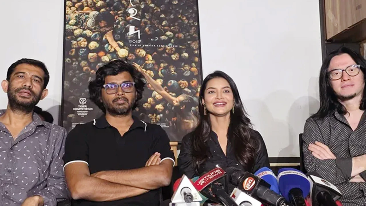 ঈদের ট্রেন ধরছে ‘রইদ’