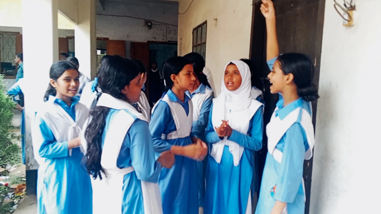 বরখাস্তকৃত প্রধান শিক্ষককে বিদ্যালয়ে তালাবদ্ধ করল শিক্ষার্থীরা