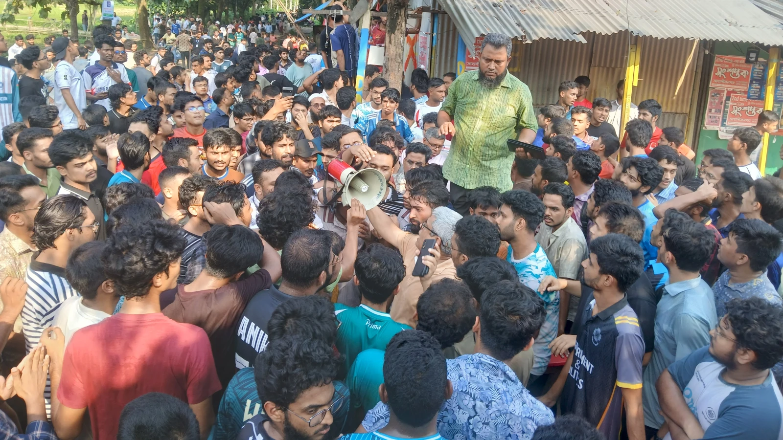 দোকান নিয়ে জাবির দুই হলের বিরোধ-সংঘর্ষে আহত ১৫