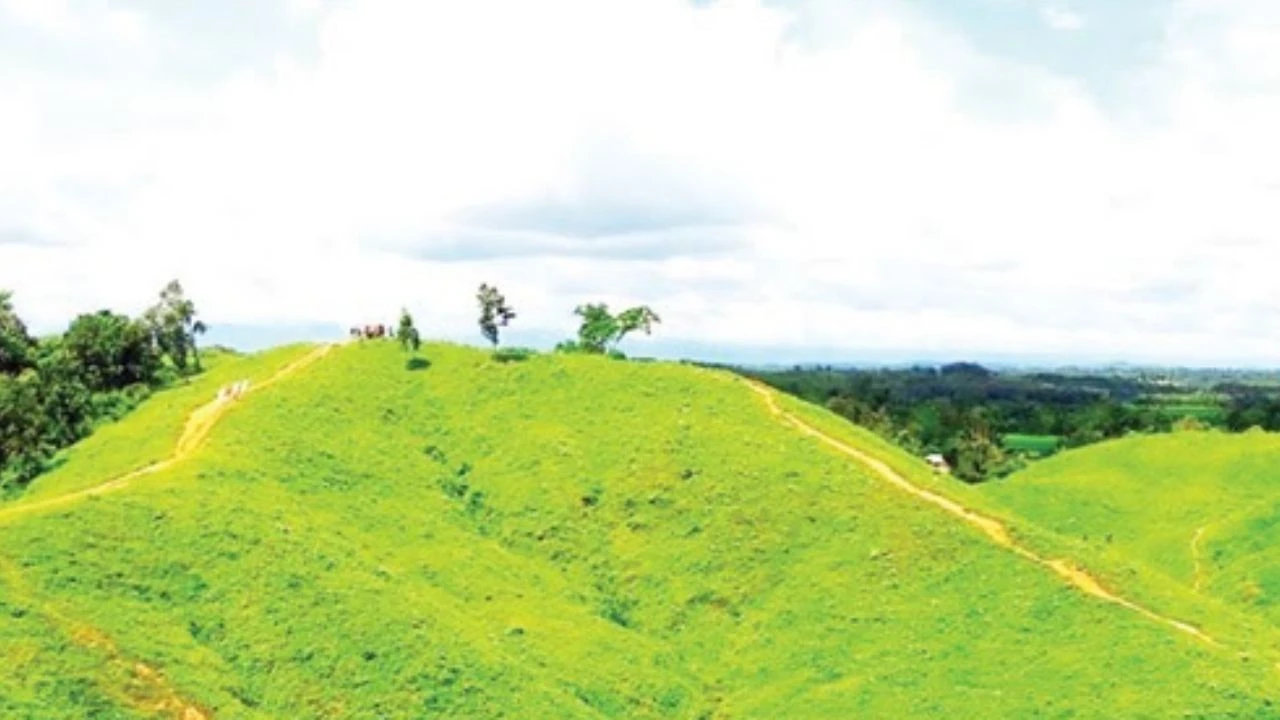 গারো পাহাড়ের সৌন্দর্যের মায়ায় পর্যটকেরা