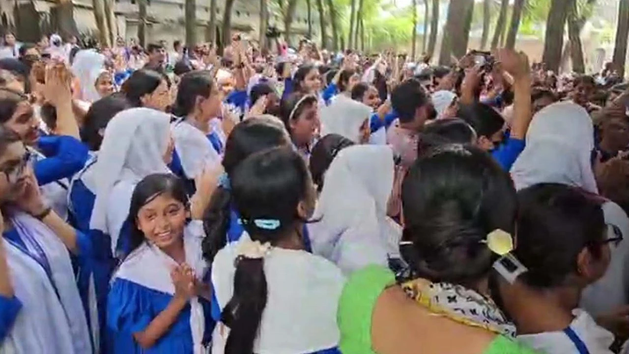 ছাত্রী বিক্ষোভ: অনির্দিষ্টকালের ছুটিতে প্রধান শিক্ষক