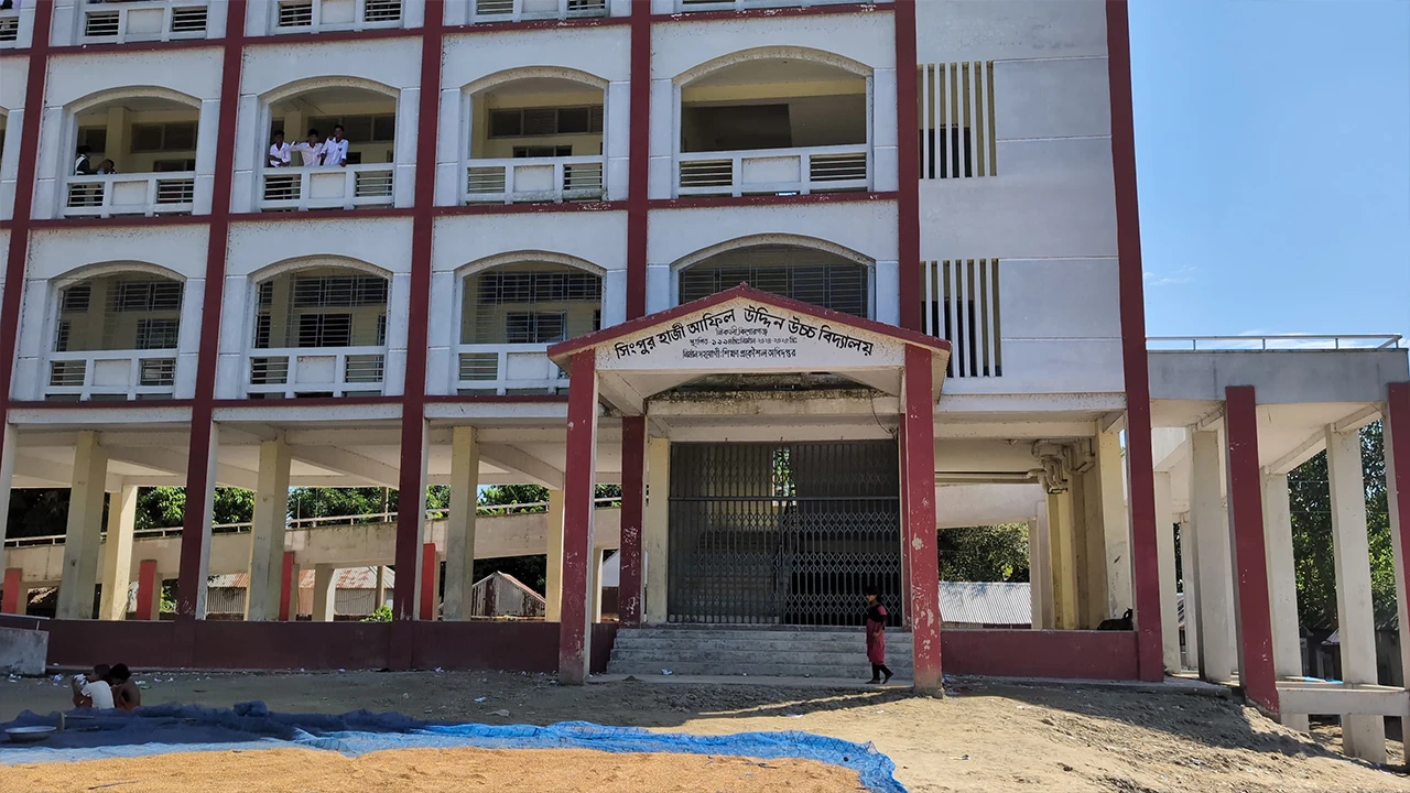 ১১ মাসেও প্রধান শিক্ষককে দেখেনি শিক্ষার্থীরা, বিদ্যালয়ে শিক্ষার পরিবেশ নিয়ে প্রশ্ন