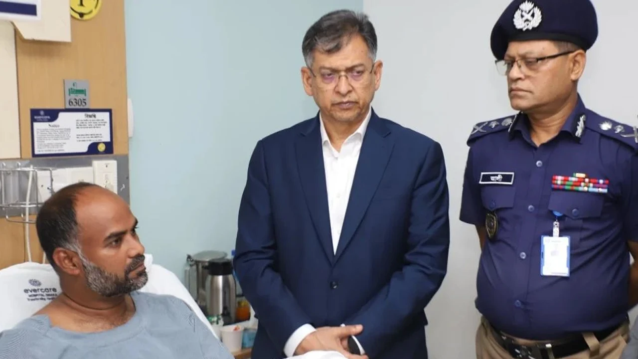 ছিনতাইকারীদের হামলায় আহত পুলিশকে দেখতে হাসপাতালে স্বরাষ্ট্রমন্ত্রী