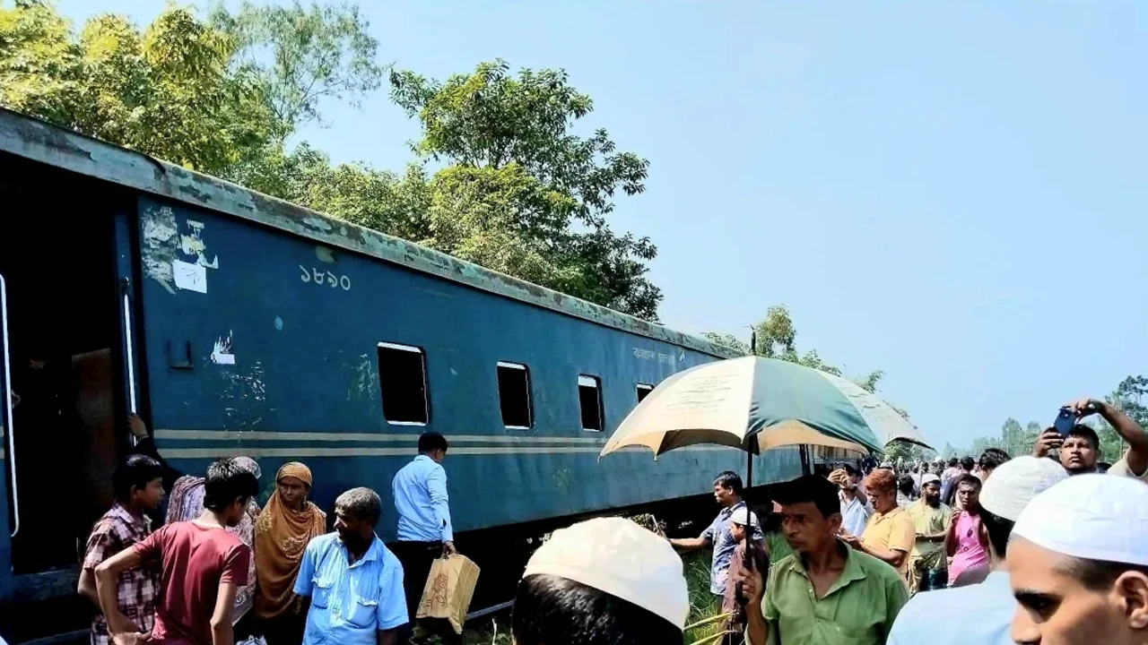 কুমিল্লায় কর্ণফুলী এক্সপ্রেসের ৩ বগি লাইনচ্যুত