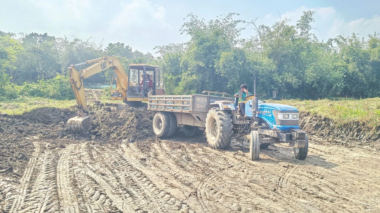 কাজলার মাটি যাচ্ছে ইটভাটায়