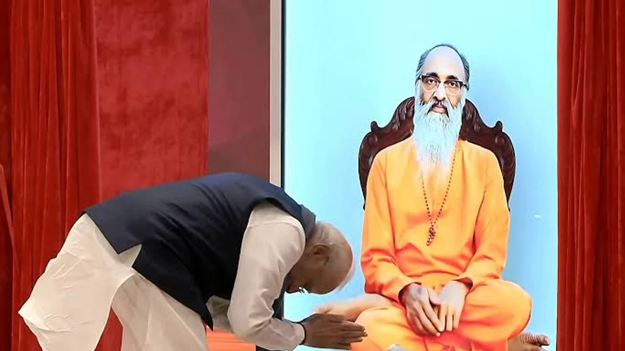 এআই দিয়ে তৈরি গুরু চিন্ময়ানন্দের কাছে আশীর্বাদ চাইলেন মোদি