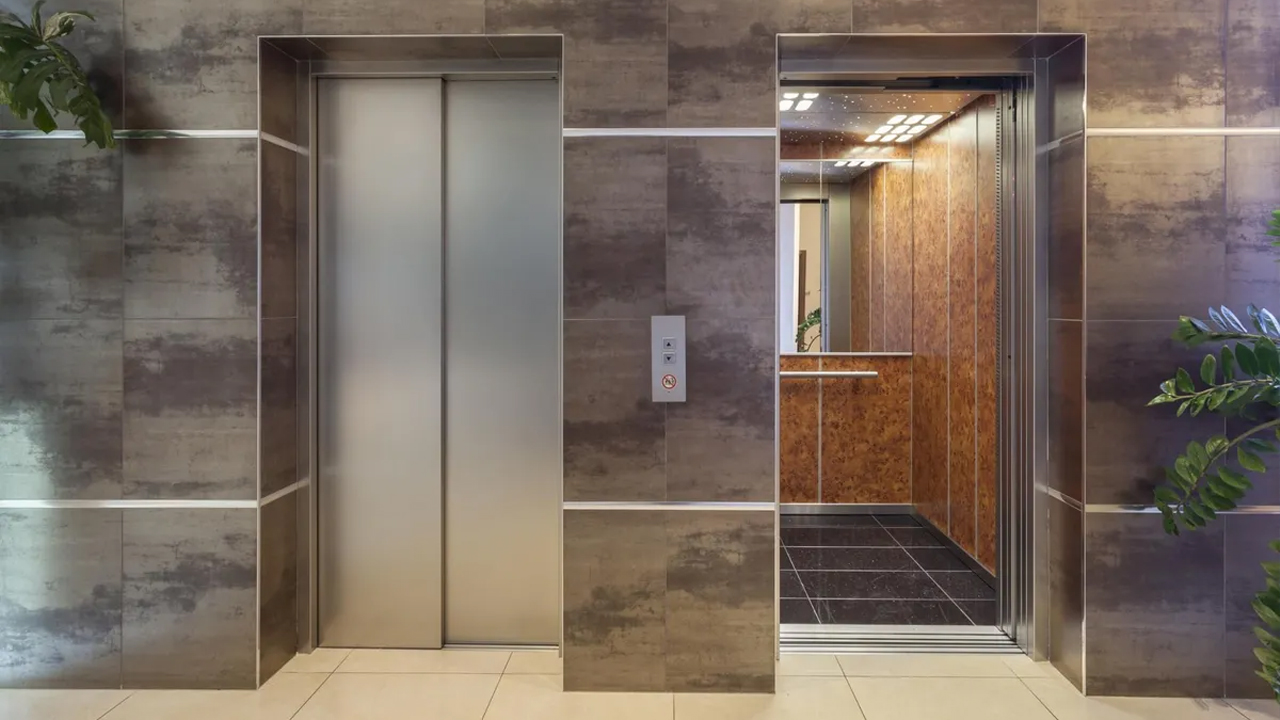 ঢাকায় লিফটের জন্য রাখা ফাঁকা জায়গা দিয়ে পড়ে নারীর মৃত্যু