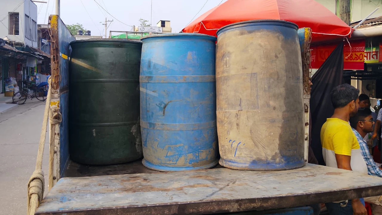 বরিশালে পিকআপ ভর্তি ডিজেল, পেট্রোল ও অকটেন জব্দ