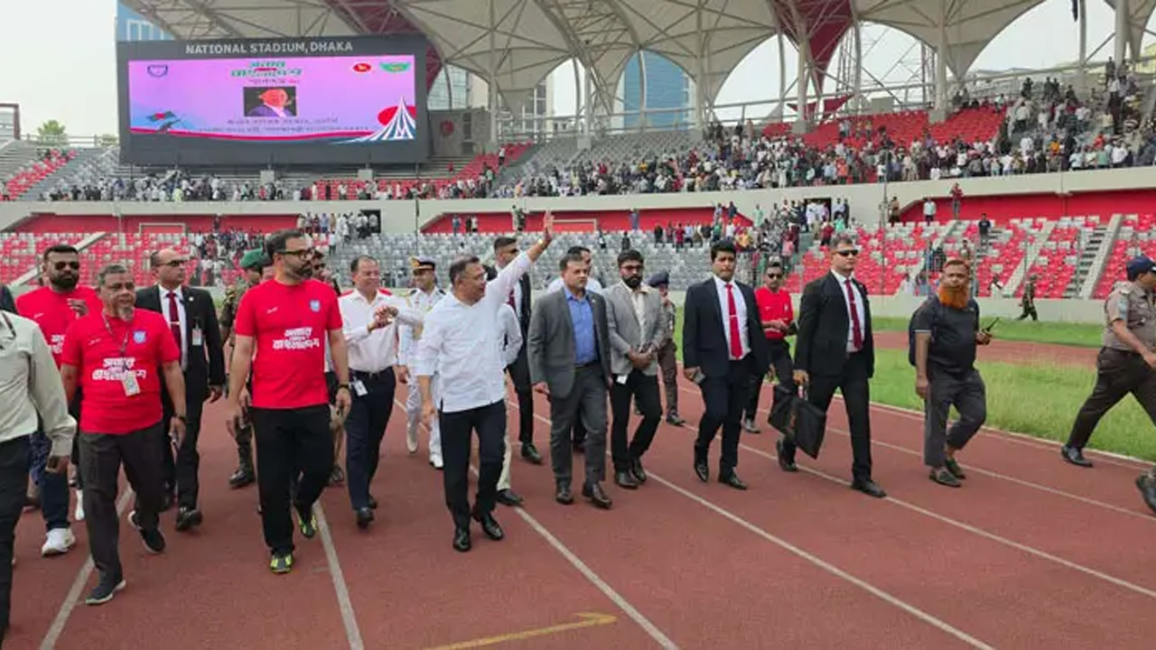 খেলা শুরুর আগে হঠাৎ মাঠে প্রধানমন্ত্রী