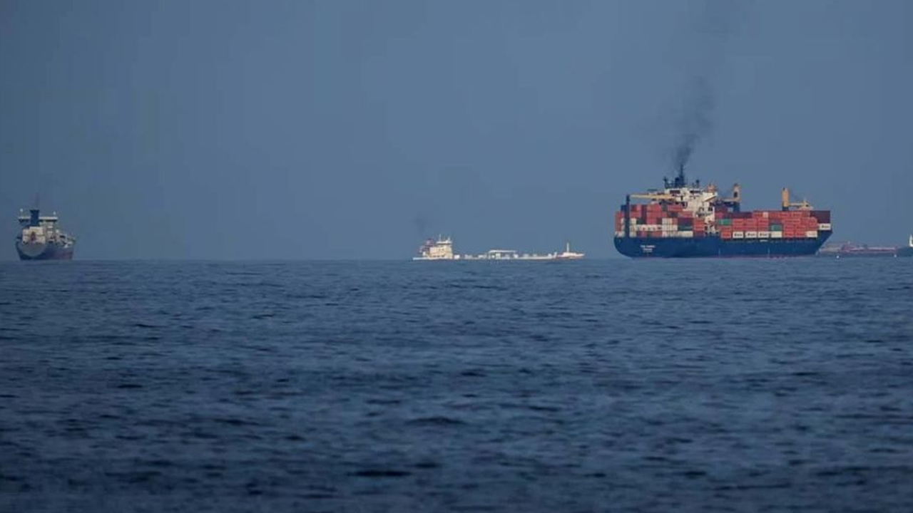 হরমুজ প্রণালিতে টোল আরোপ পরিকল্পনায় অনুমোদন দিলো ইরান