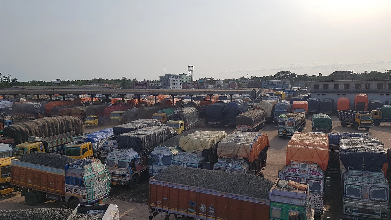 জ্বালানি সংকটের প্রভাব পড়েছে ভোমরা স্থলবন্দরে