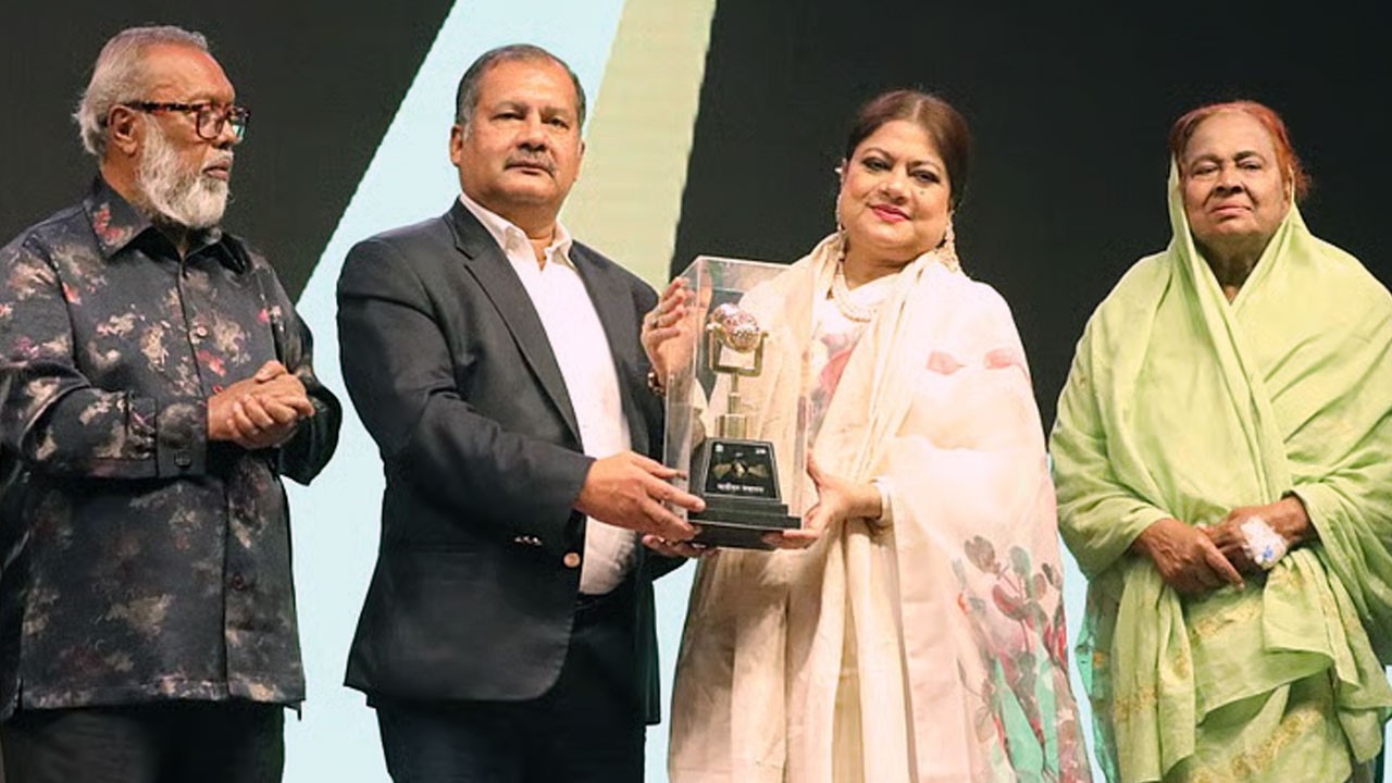 অ্যাওয়ার্ড অনুষ্ঠানে যে গান গাইলেন তথ্যমন্ত্রী