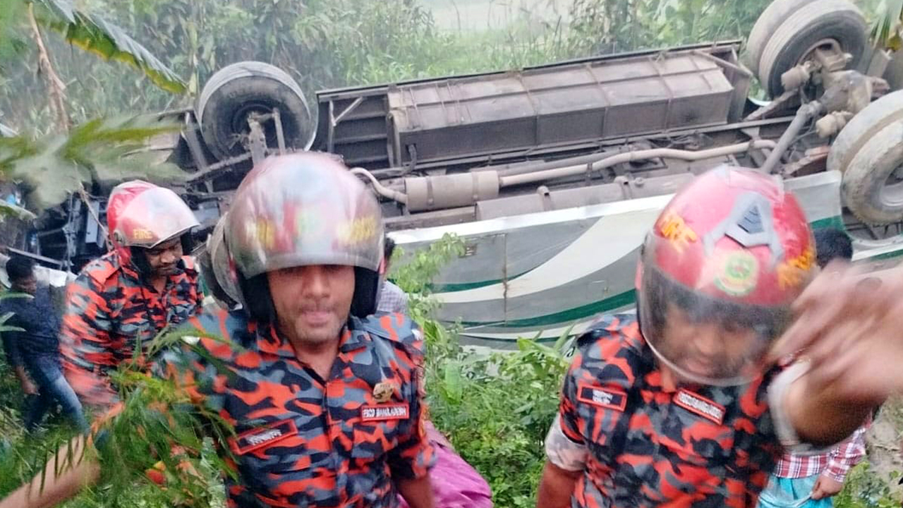 বরিশালে যাত্রীবাহী বাস উল্টে খাদে, নারী নিহত