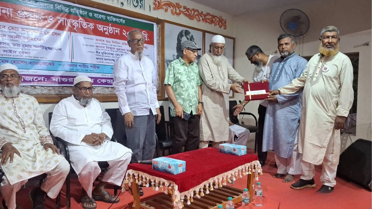 মাগুরা নাট্য কেন্দ্রের পক্ষ থেকে বরেণ্য ব্যক্তিবর্গকে সম্মাননা