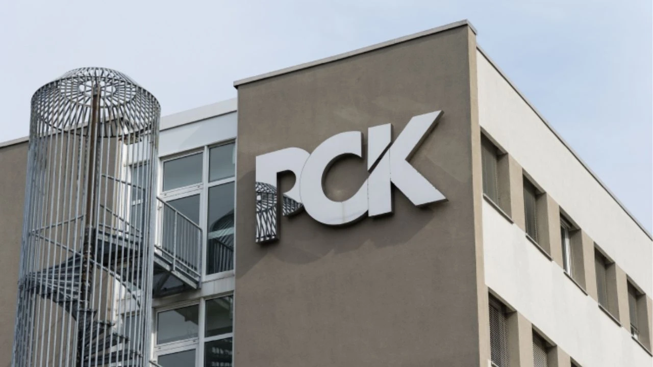 জার্মানির শোধনাগারে তেলের প্রবাহ বন্ধ করছে রাশিয়া