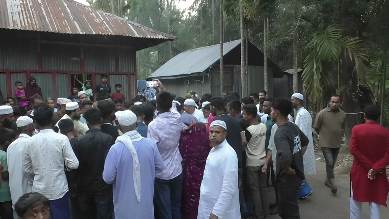 কুমিল্লা দুর্ঘটনা: নোয়াখালীর নিহত ২ জনের দাফন সম্পন্ন, স্তব্ধ পরিবার