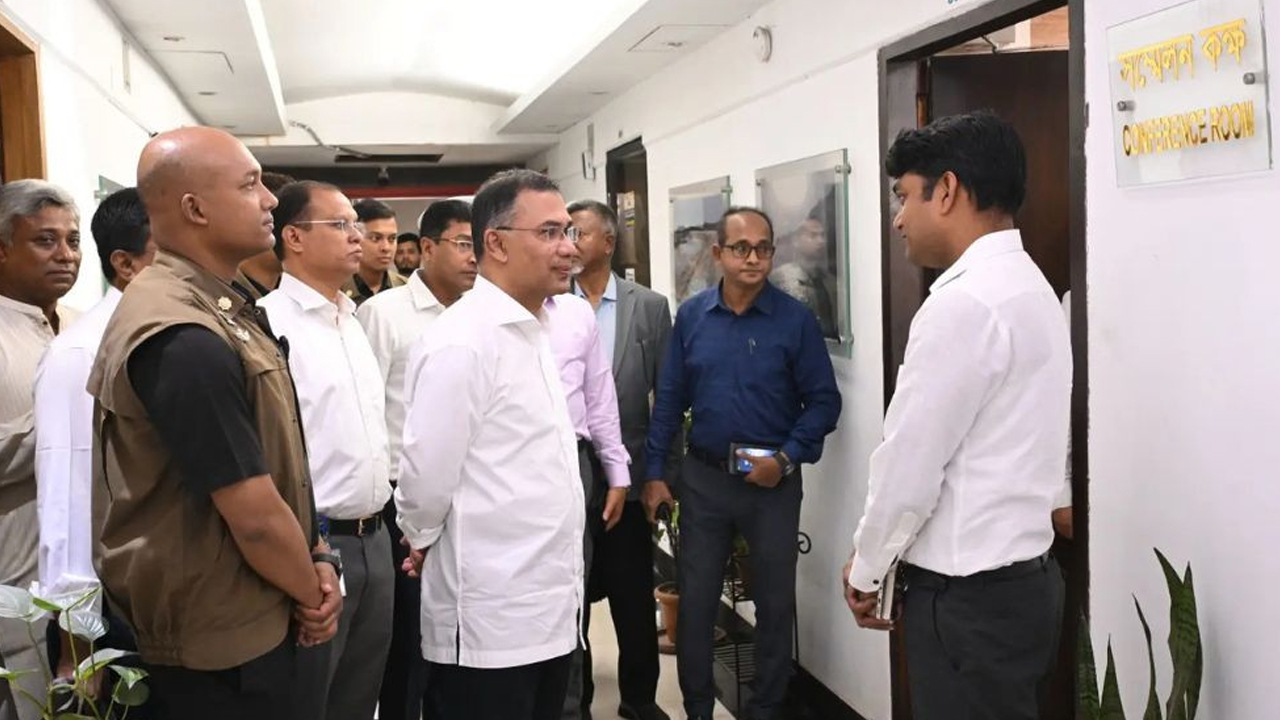 আকস্মিক বিভিন্ন মন্ত্রণালয় পরিদর্শন প্রধানমন্ত্রীর