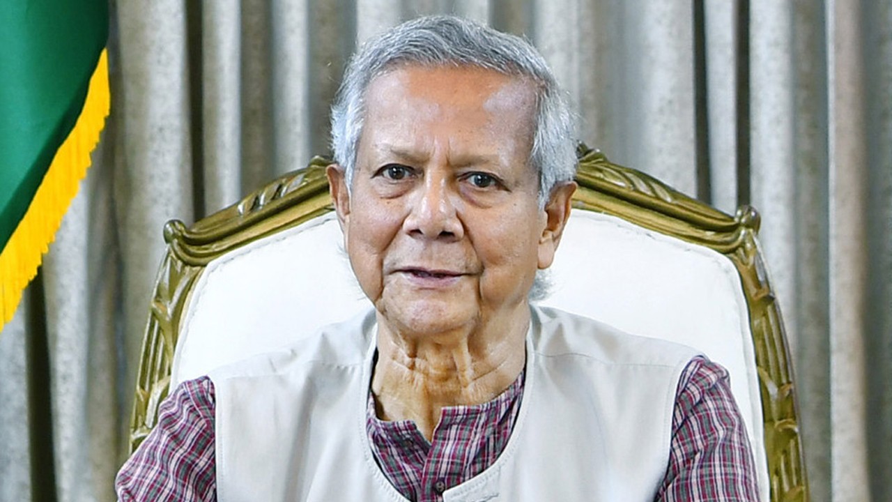 ড. ইউনূসসহ সব উপদেষ্টার দেশত্যাগে নিষেধাজ্ঞা চেয়ে আইনি নোটিশ