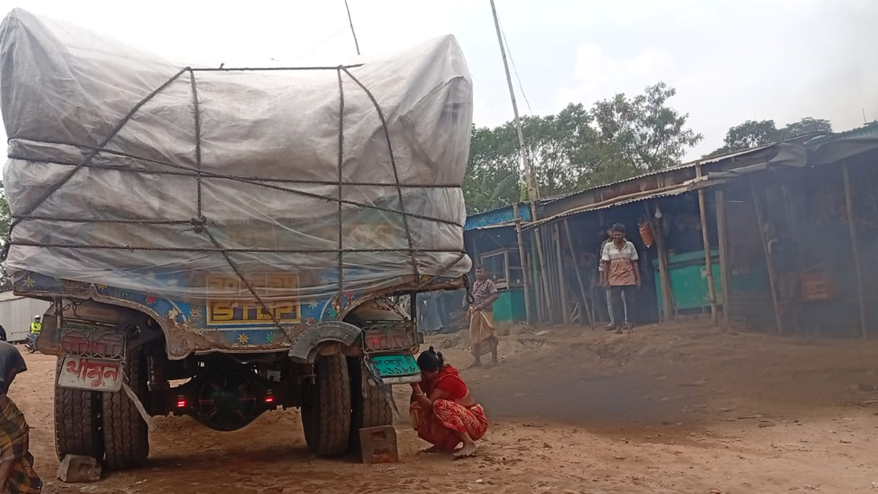 চলন্ত চাকার নিচে বিলকিসের জীবিকা