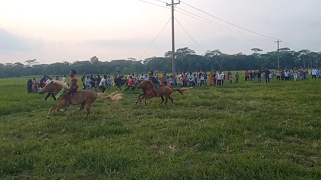 বরিশালে বৈশাখী মেলায় ঘোড়দৌড়, হাজারো মানুষের ঢল