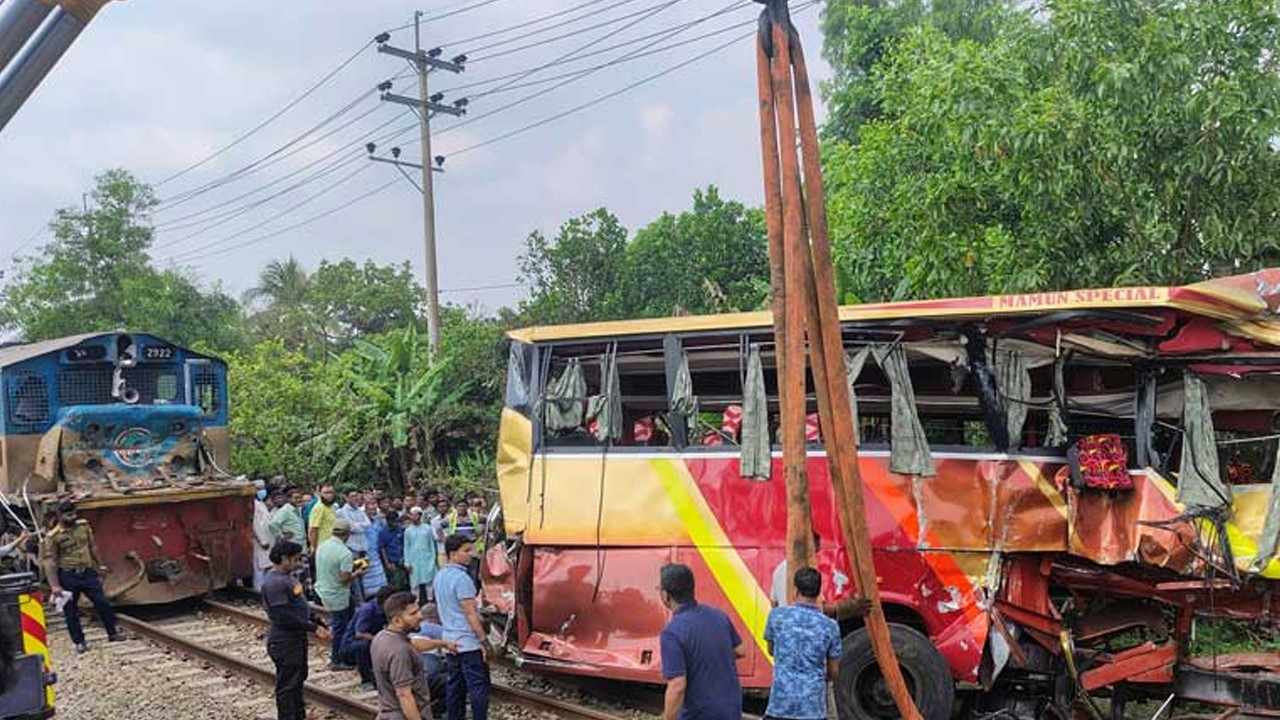 কুমিল্লায় বাস-ট্রেন সংঘর্ষে দুই গেটম্যানের বিরুদ্ধে মামলা