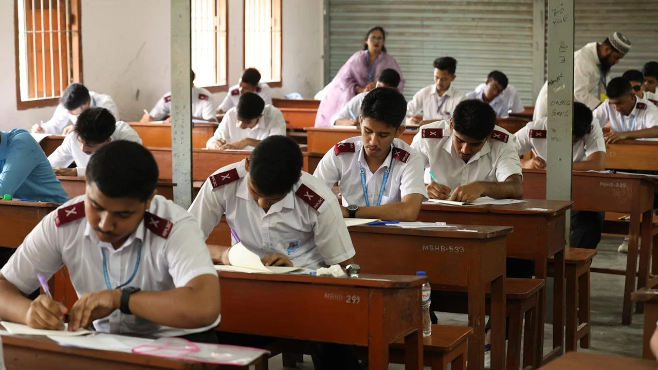 প্রথম দিনে অনুপস্থিত ২৫ হাজার ৪০৮ শিক্ষার্থী, বহিষ্কার ৬