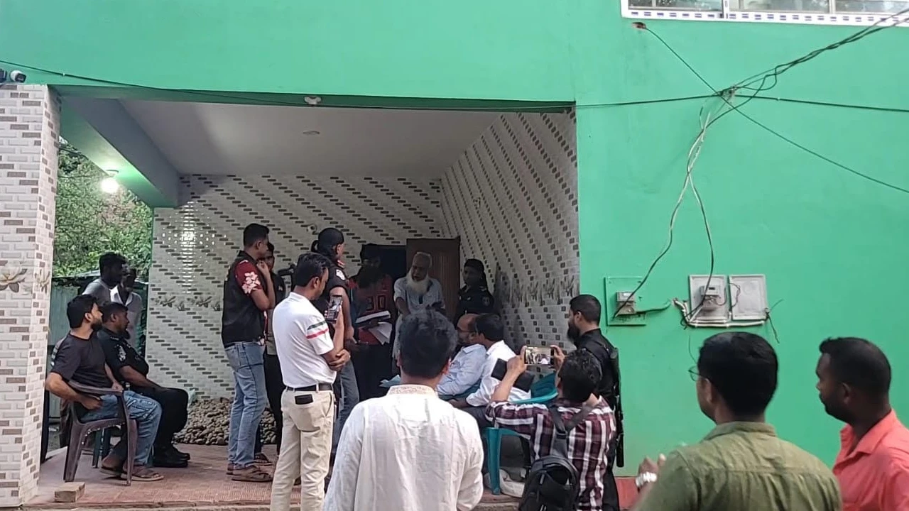 বাসভবনে অবৈধভাবে মজুদ ৩৭ হাজার লিটার ভোজ্যতেল জব্দ