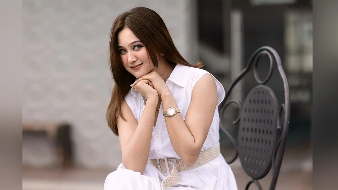 বিএনপির মনোনয়ন নিলেন অভিনেত্রী চমক