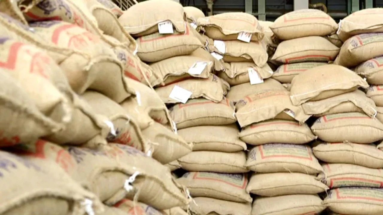 মজুতদারি বাজারের শ্বাসরোধ করে