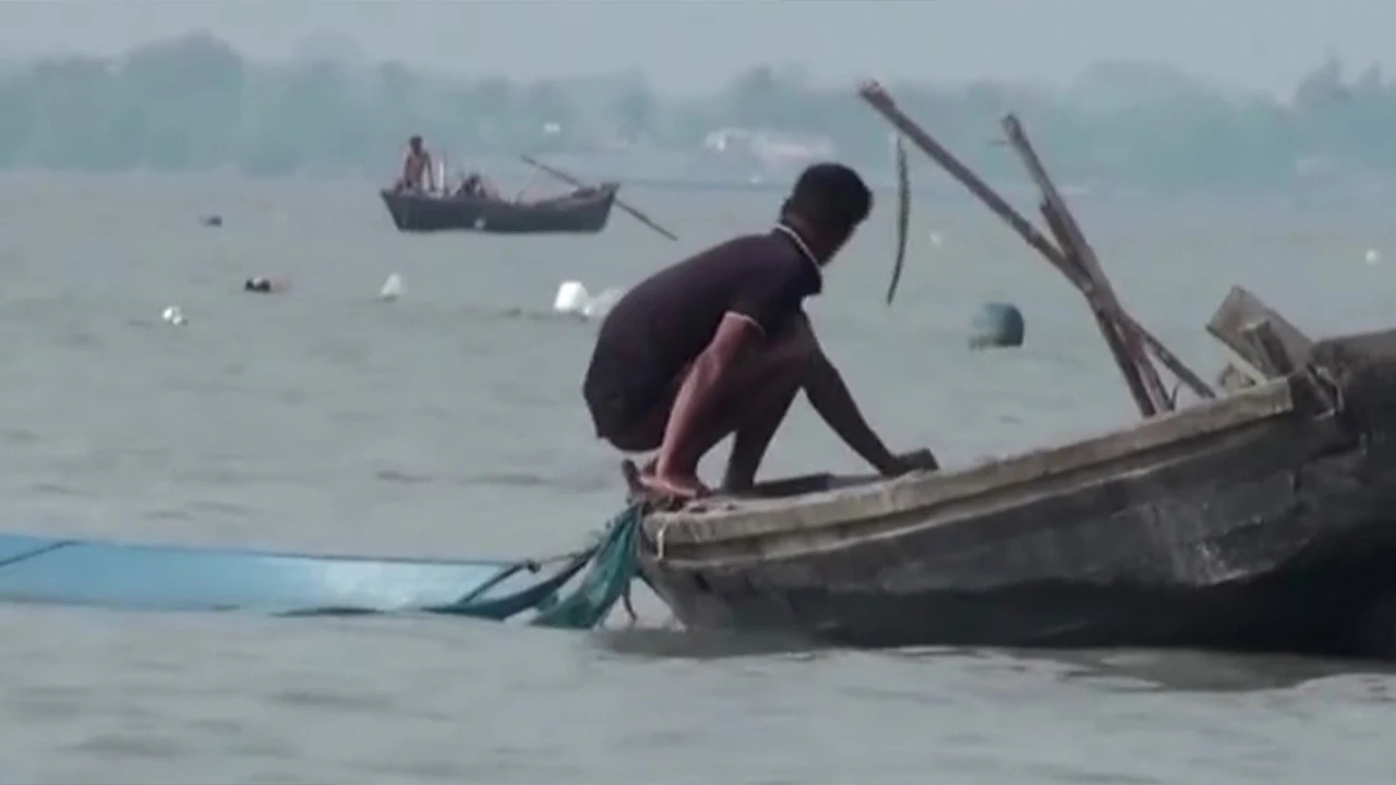 ব্লু নেট দিয়ে অবাধে চলছে রেণু পোনা শিকার