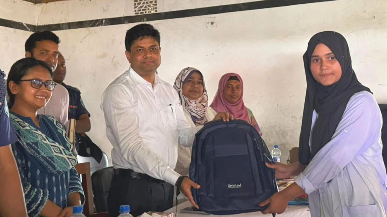 কালীগঞ্জে বিনামূল্যে স্কুলব্যাগ পেলো অর্ধসহস্র শিক্ষার্থী